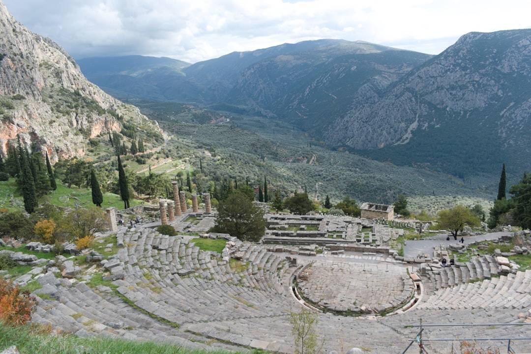 Site archéologique de Delphes avec colonnes antiques et montagnes en arrière-plan