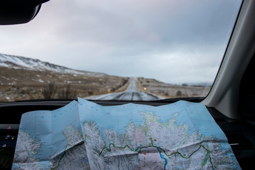 Route panoramique avec vue sur des montagnes et un véhicule