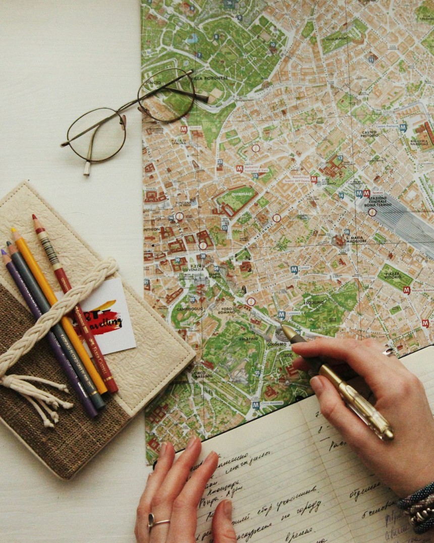 Préparation de voyage avec cartes, passeport et planification