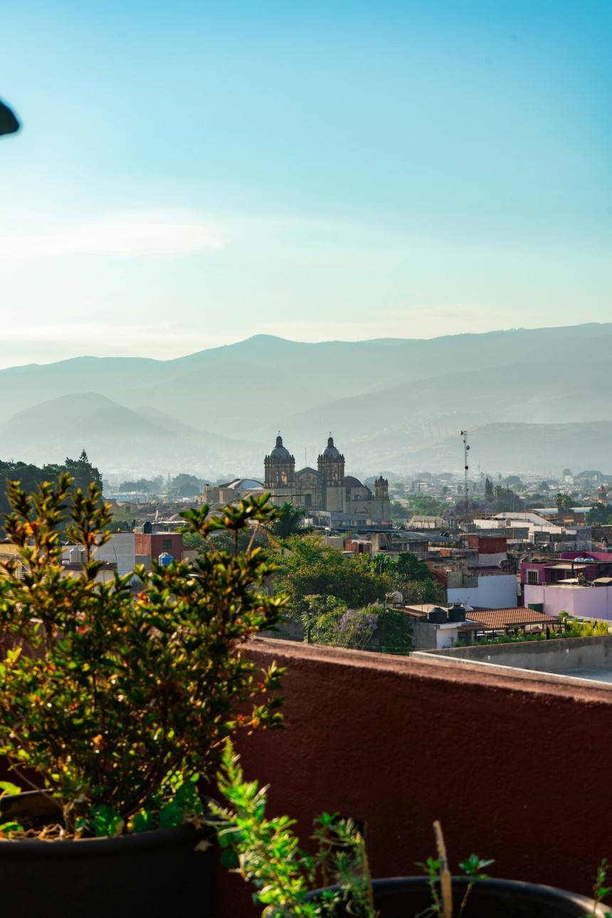 Vue panoramique d'Oaxaca avec ses marchés animés.