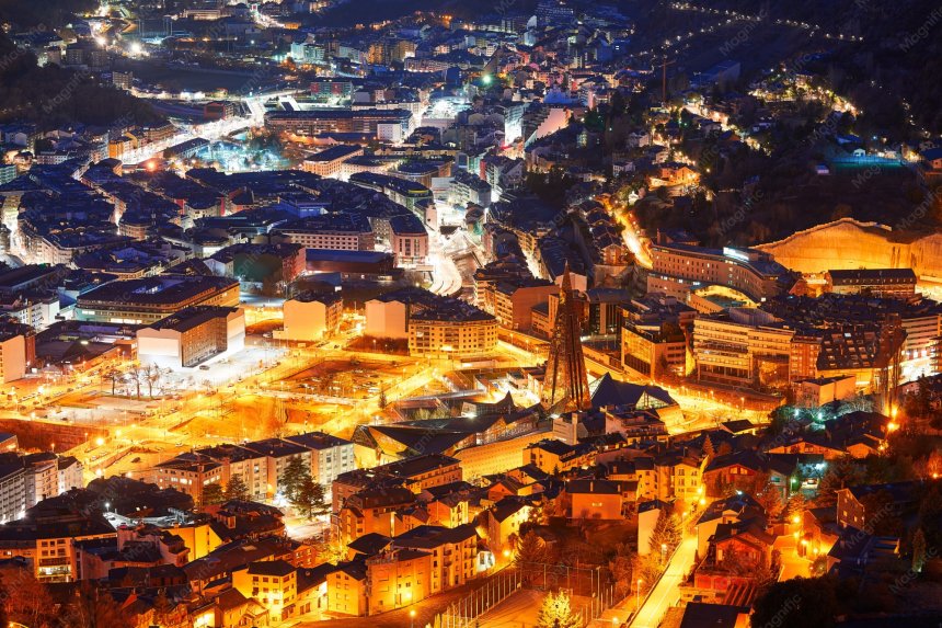 Vue nocturne d'Andorre-la-Vieille illuminée
