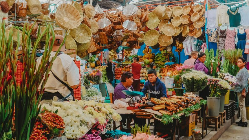 Marché animé avec vendeurs et clients à Mexico