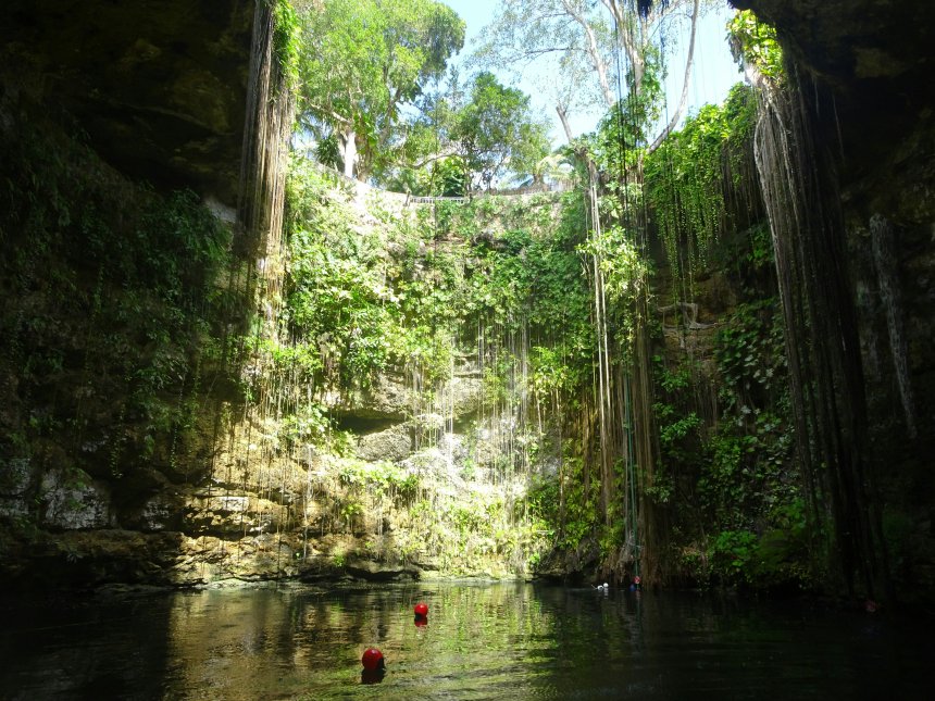Cénote sacré de Chichen Itza avec eau claire