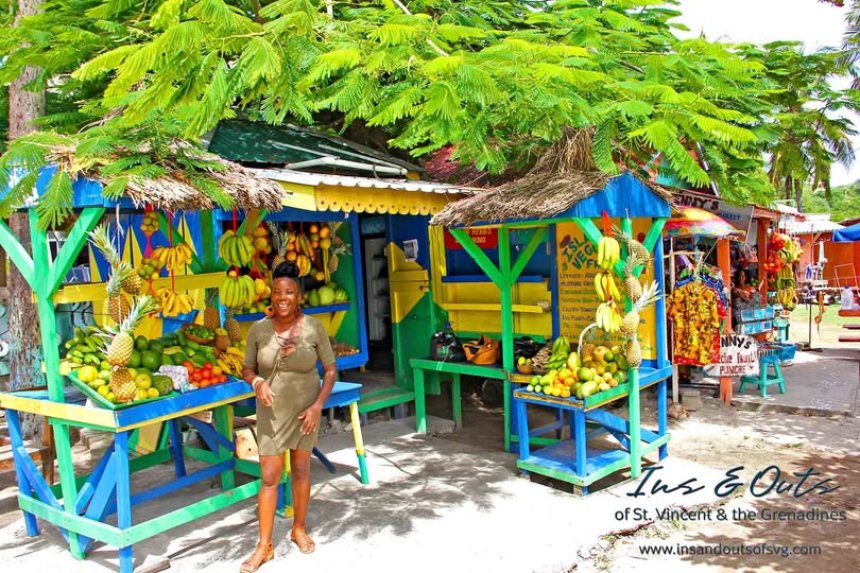 Marché animé avec stands de fruits et épices à Kingstown