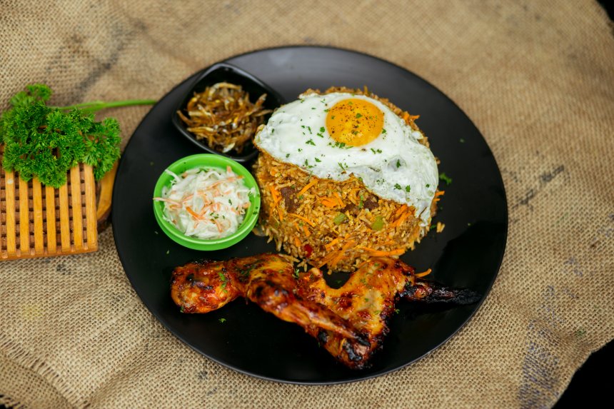 Plat traditionnel bangladais servi à Dhaka