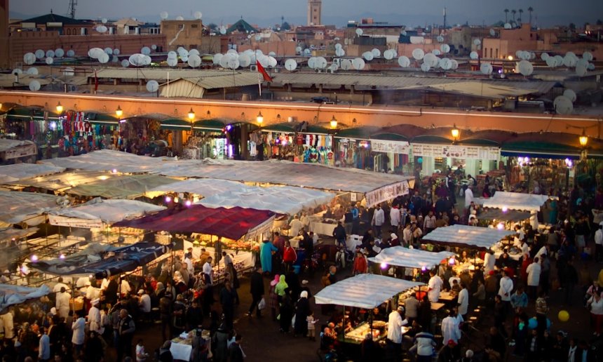 Marché animé à Malabo avec vendeurs et étals colorés